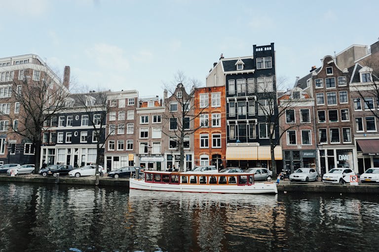 10 Essential Phrases to Speak Dutch with Locals