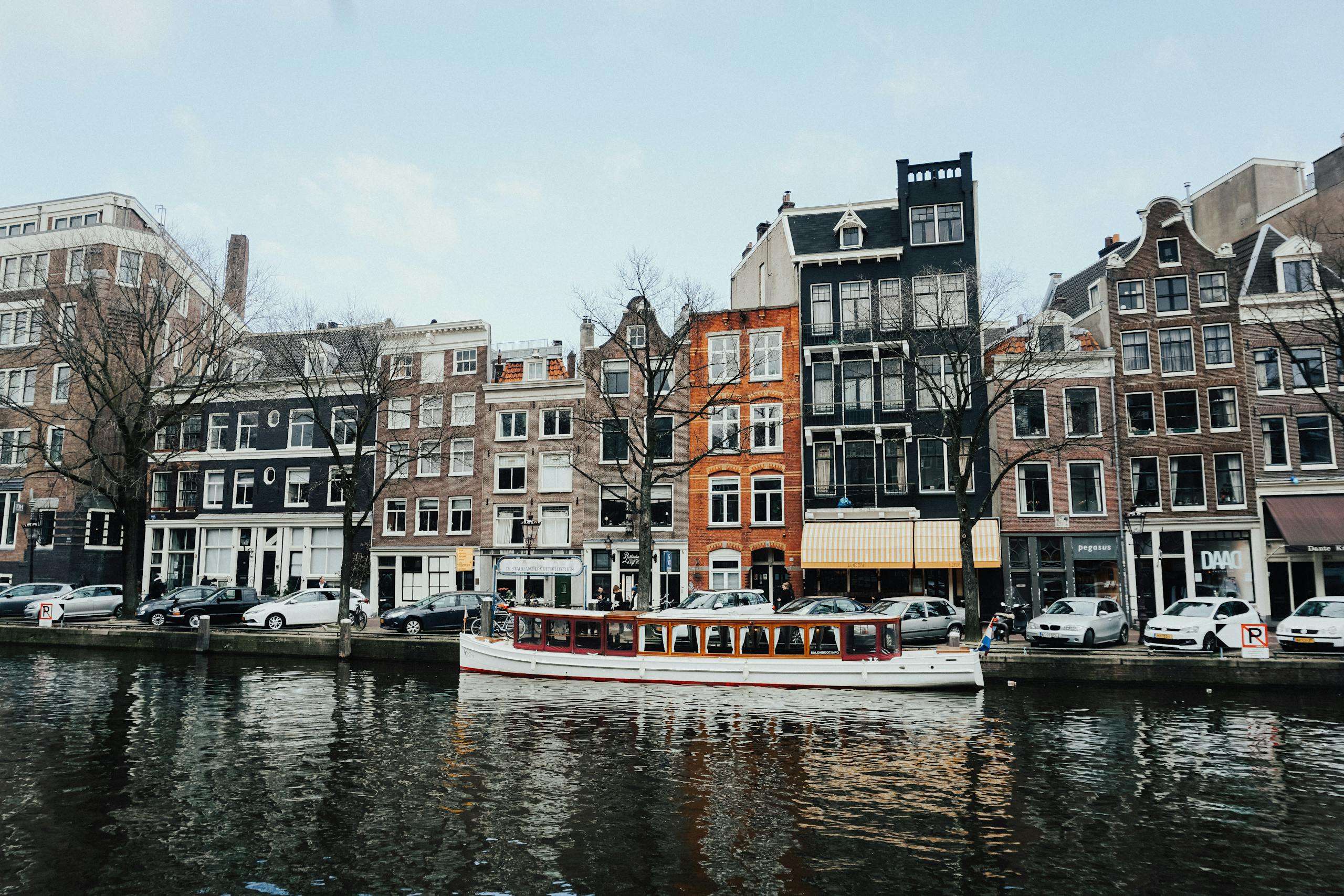 10 Essential Phrases to Speak Dutch with Locals