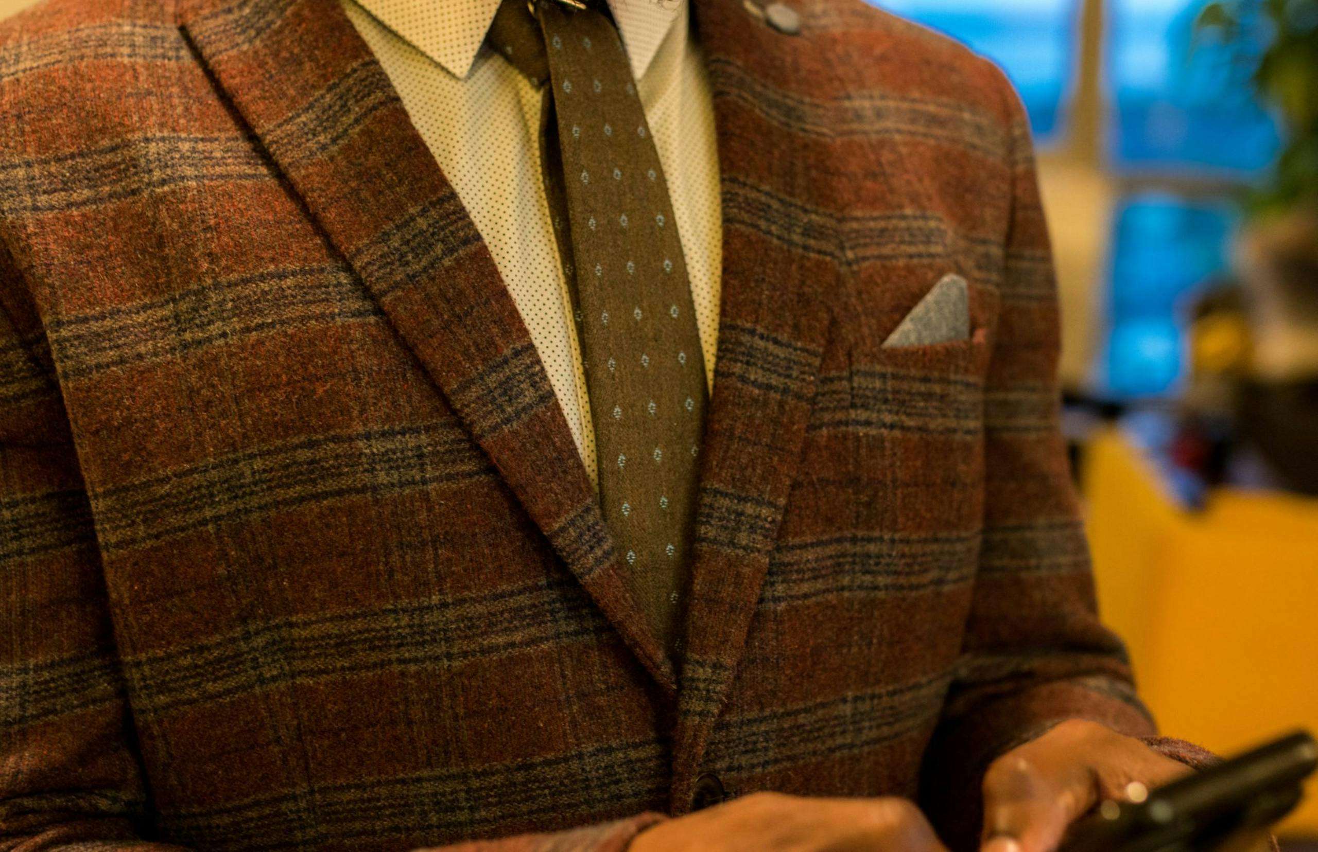 7 Ways to Combine a Classic Suit with Casual Styles!