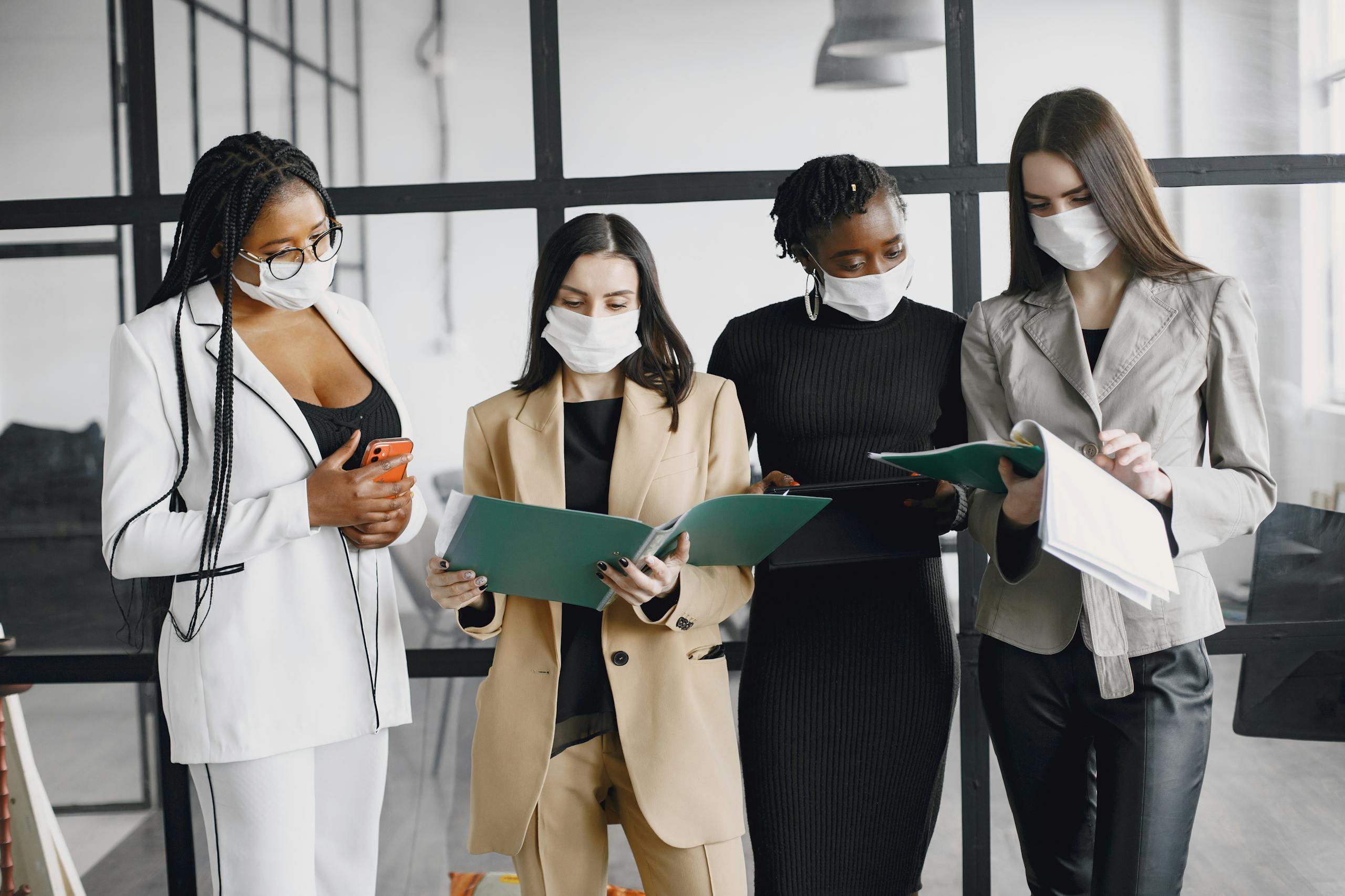 7 أفكار لأزياء العمل: كيف تبهرين زملاءك بإطلالة احترافية وعصرية