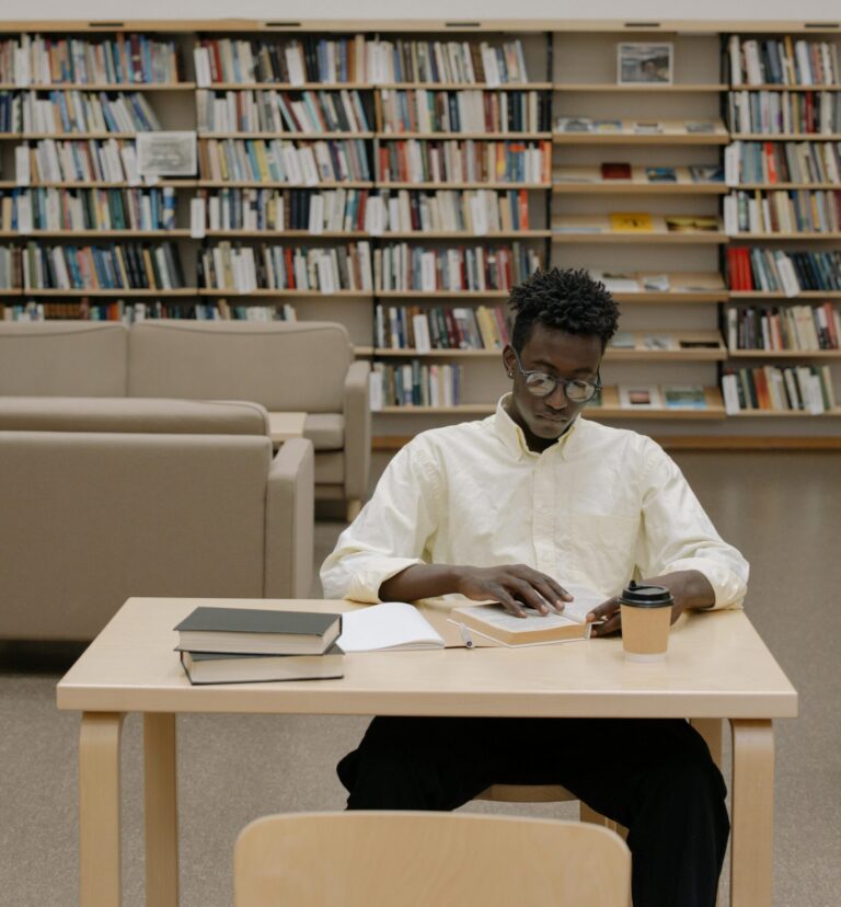 كيف تختار التخصص الجامعي المناسب لك؟ 🎯📘