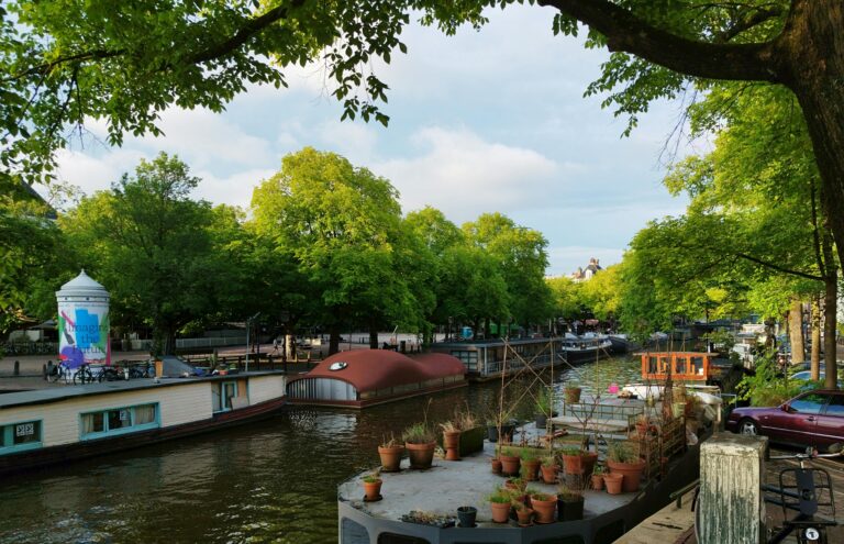 جولة سيف إمبابي في خيثورن (Giethoorn) – أجمل قرية في العالم 🌿🏡