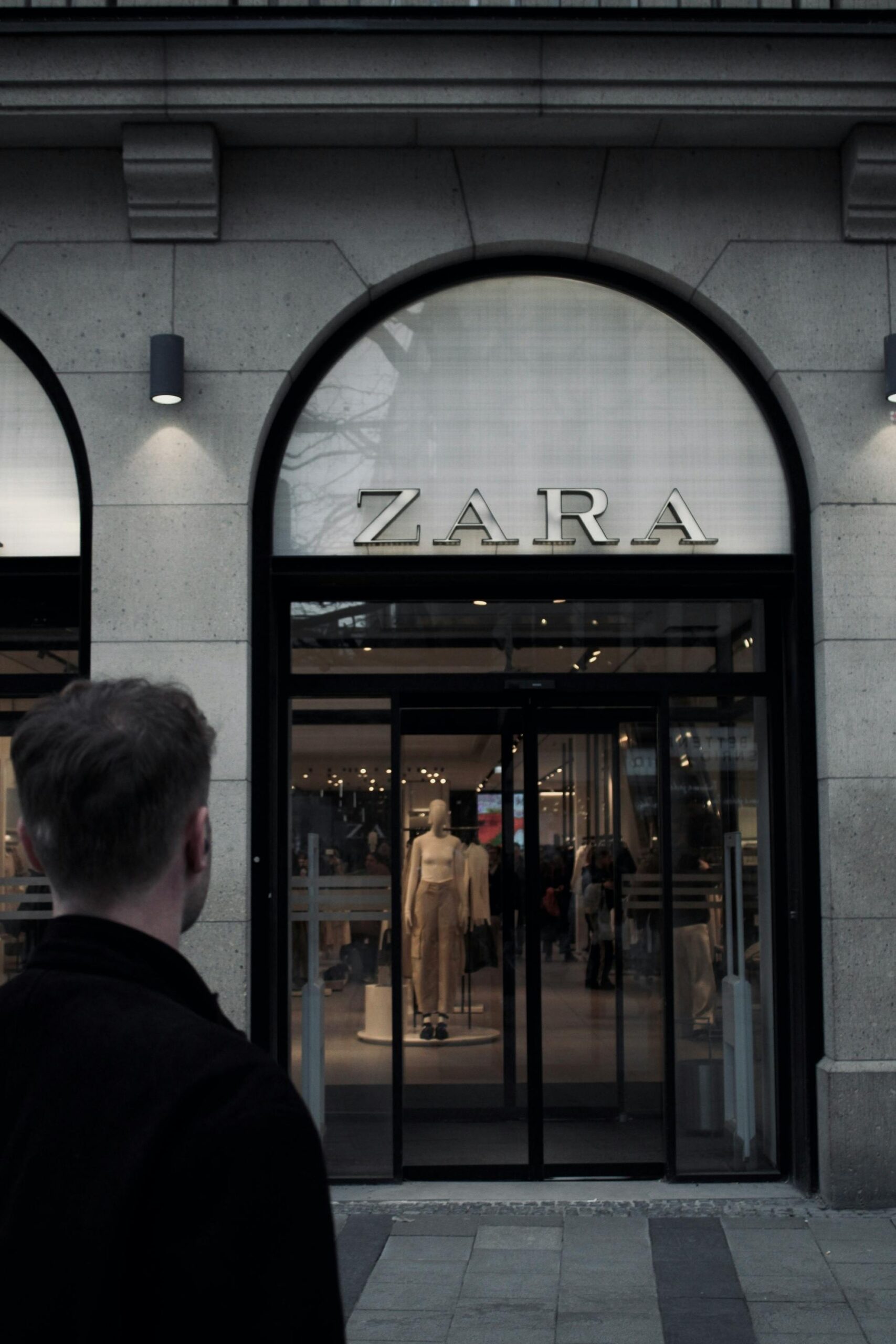 7 أسرار لنجاح Zara في السيطرة على أسواق الموضة 🛍️