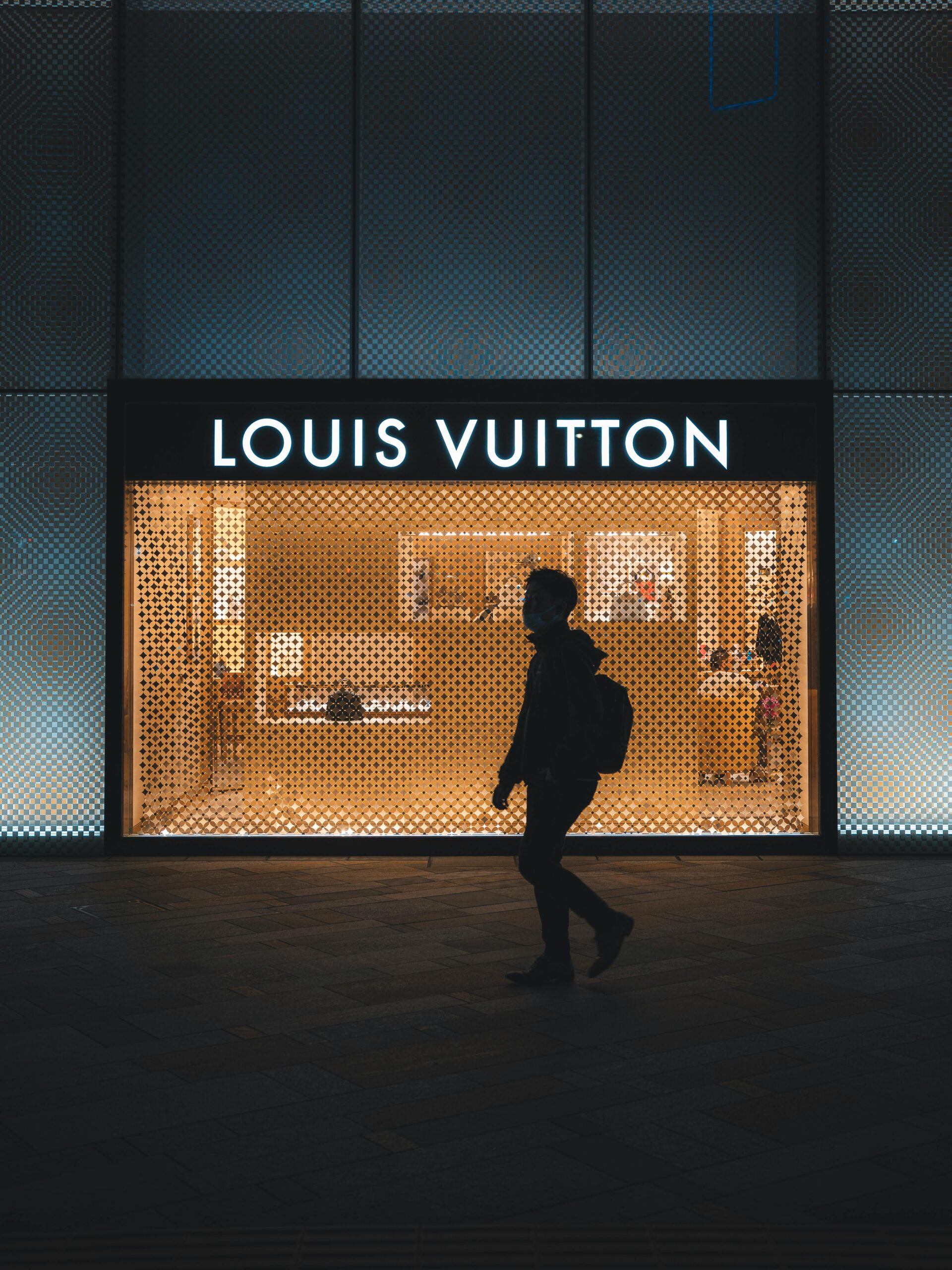 Louis Vuitton: من الحقائب إلى السيطرة على الموضة 💼👑