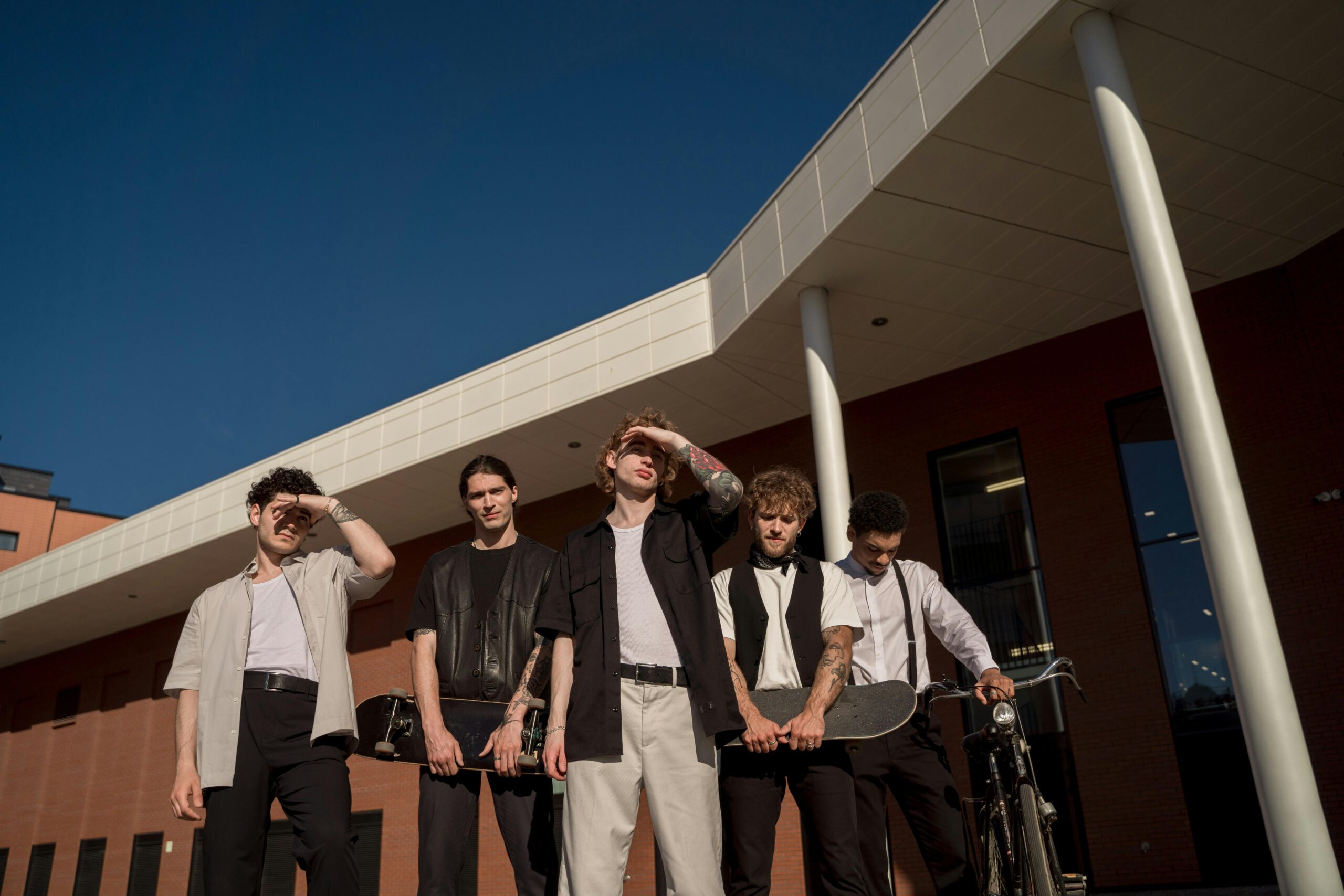 5 إطلالات من موضة الرجال البسيطة بأثر كبير! 💥