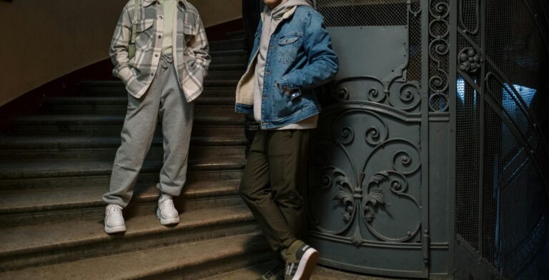 8 إطلالات شبابية تخطف الأنظار وتبرز شخصيتك 👕🕶️