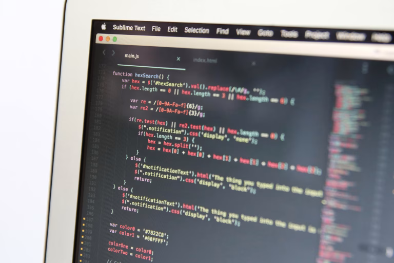 هل ما زالت البرمجة مطلوبة؟ إليك ما تحتاج لمعرفته في 2026!