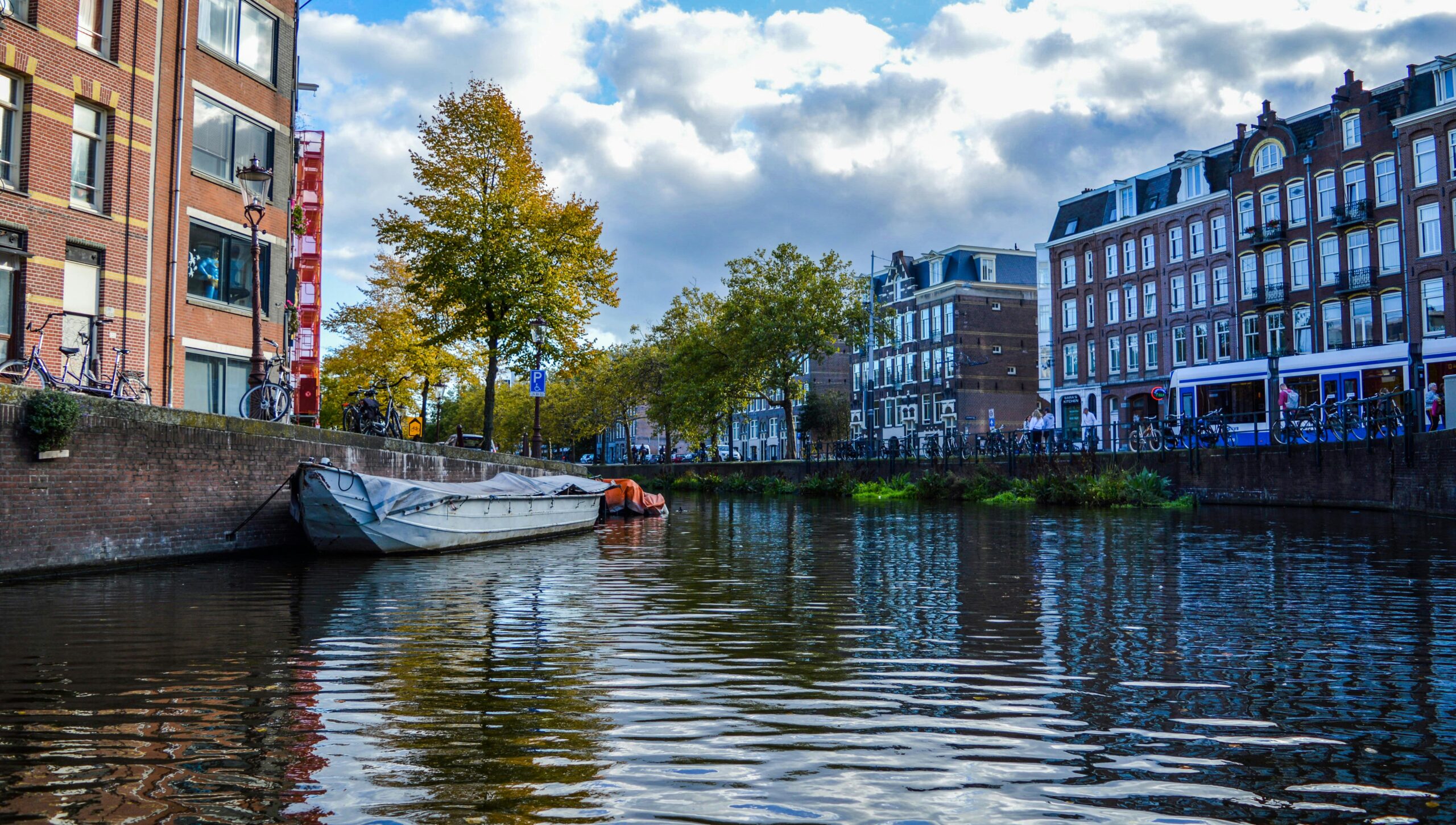 مزايا وعيوب الغربة: تجربة الحياة بعيدًا عن الوطن