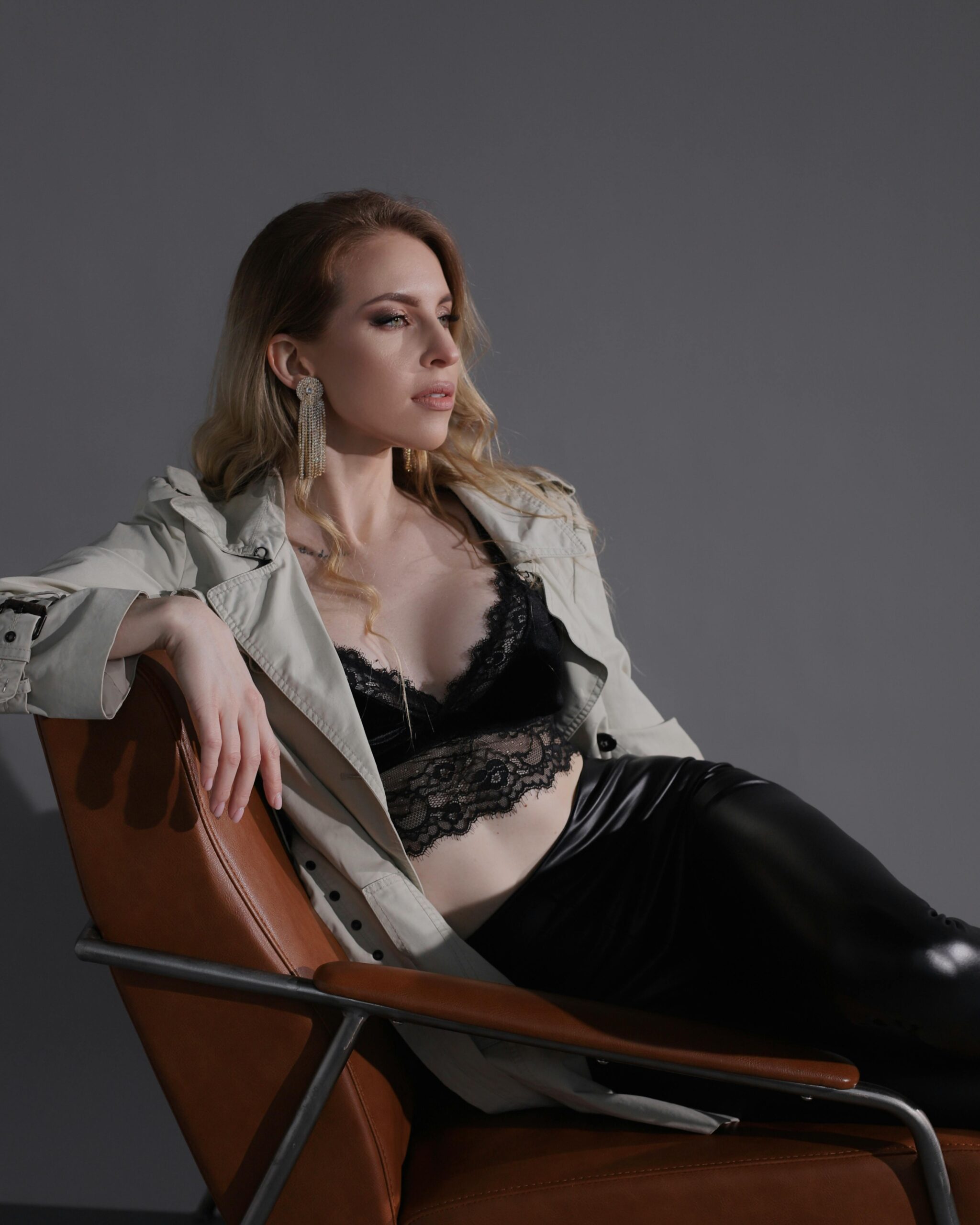 أزياء الشارع حول العالم: كيف يبتكر المشاهير إطلالاتهم اليومية