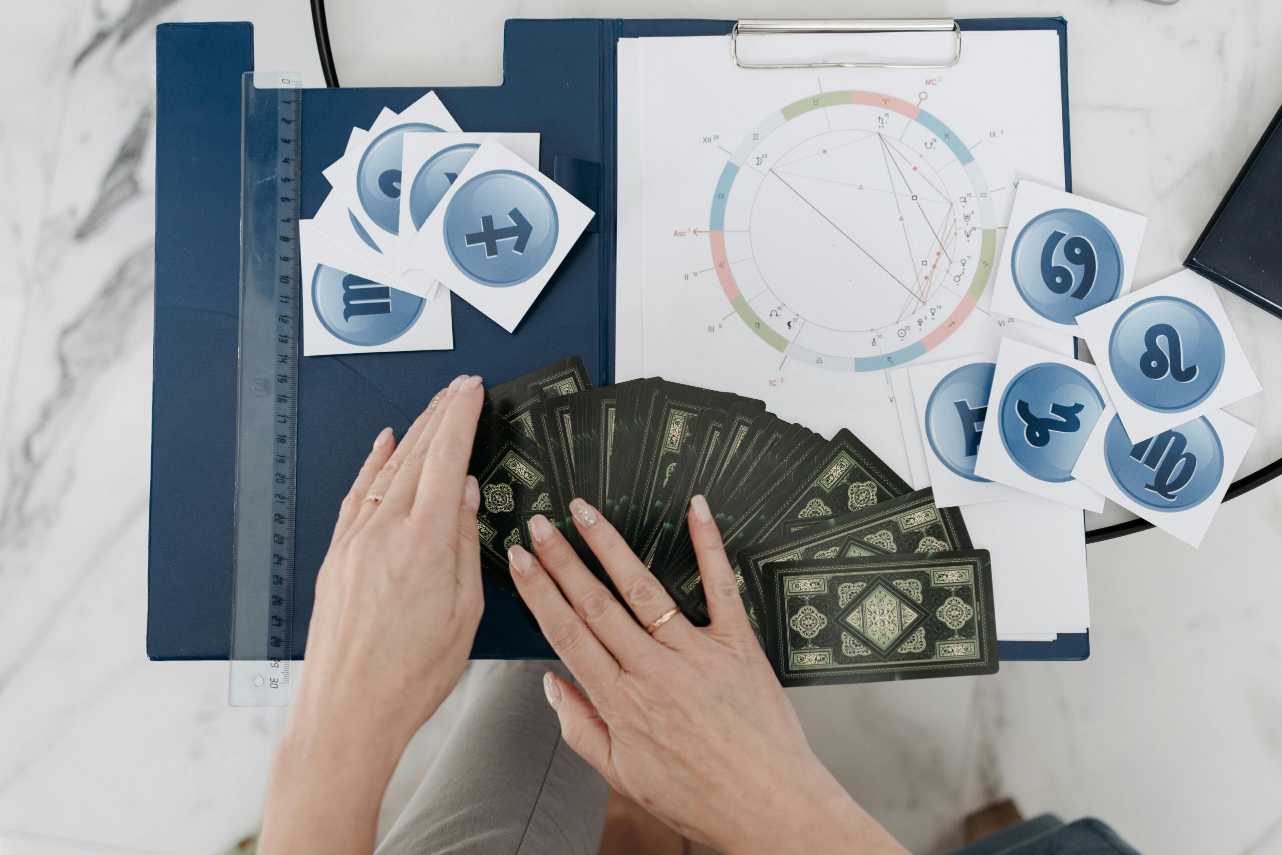 توقعات الأبراج 2026: عام الحظ أم التحديات؟