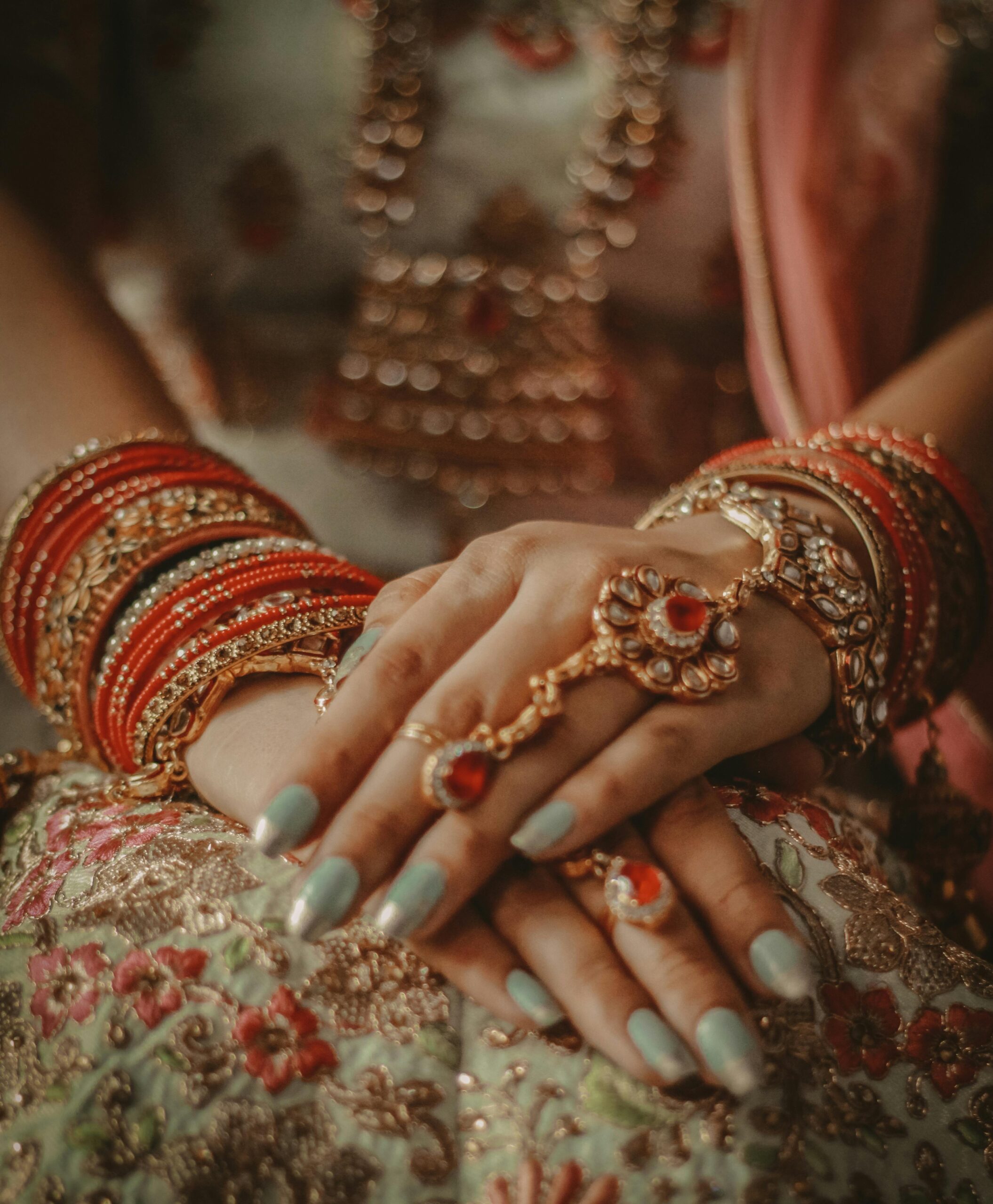 الألوان والخامات الهندية: سر أناقة الملابس التقليدية